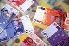 El 96% de los inversores tiene en cuenta la información no financiera de las empresas en sus decisiones de inversión Billetes de euro