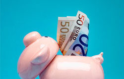 Derivados financieros Dinero atrapado en una hucha.