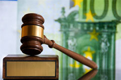 La fianza para garantizar el cobro de una posible multa a un prestador de servicios de otro estado miembro es contraria al derecho de la UE Dinero