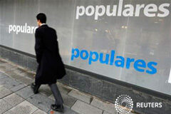 El PP recurre su procesamiento por destruir los discos duros de Bárcenas y defiende que estaban vacíos Un hombre pasa junto a la sede del PP en Madrid, el 18 de enero de 2013