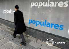 Un hombre pasa junto a la sede del PP en Madrid, el 18 de enero de 2013