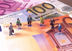 Euros en billetes con muñecos simbolizando a gente de empresas