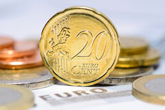 Los trienios de los trabajadores fijos discontinuos de la AEAT deben calcularse sobre toda la duración de la relación laboral Euros