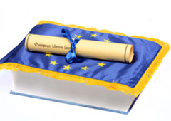 Un diploma sobre un tapete con la bandera europea