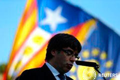 Puigdemont apela a la «calma» a horas de vencer un ultimátum del Gobierno El presidente catalán, Carles Puigdemont, ofrece un discurso en Barcelona, el 15 de octubre de 2017