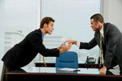 Los despachos se fortalecen ante un mercado cada vez más peleón Dos ejecutivos discutiendo en un despacho.