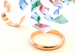 Anillos de matrimonio rotos y billetes de euro