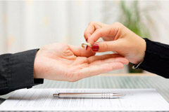 Me he divorciado en el extranjero, ¿cómo puedo hacer que se cumpla en España? Manos y alianza