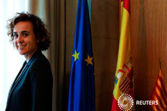 España defiende opciones de Barcelona a albergar la Agencia de Medicamentos La ministra española de Sanidad, Servicios Sociales e Igualdad, posa en su despacho de Madrid durante una entrevista con Reuters, el 15 de noviembre de 2017