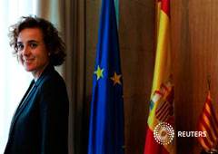 La ministra española de Sanidad, Servicios Sociales e Igualdad, posa en su despacho de Madrid durante una entrevista con Reuters, el 15 de noviembre de 2017