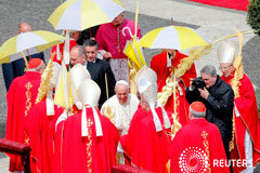 En Domingo de Ramos, el Papa dice que la Iglesia necesita humildad El Papa Francisco saluda a un grupo de cardenales en el final de la misa de Domingo de Ramos en la Plaza de San Pedro, en el Vaticano. 14 de abril 2019