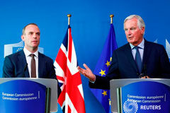 Barnier dice que la UE también ha de estar preparada para un Brexit «sin acuerdo» El negociador europeo para el Brexit, Michel Barnier (D) atiende a los medios en una conferencia con el secretario de Estado británico para la UE, Dominic Raab, tras ua reunión en la sede de la UE en Bruselas, el 21 de agosto de 2018