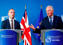 El negociador europeo para el Brexit, Michel Barnier (D) atiende a los medios en una conferencia con el secretario de Estado británico para la UE, Dominic Raab, tras ua reunión en la sede de la UE en Bruselas, el 21 de agosto de 2018