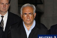 Pospuesta la comparecencia de Strauss-Kahn en un tribunal de NY Strauss-Kahn al dejar una comisaría de Nueva York a última hora del 15 de mayo.