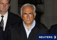 Strauss-Kahn al dejar una comisaría de Nueva York a última hora del 15 de mayo.