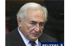El caso contra Strauss-Kahn, a punto desplomarse, dice el NYT El caso contra el ex jefe del Fondo Monetario Internacional (FMI) Dominique Strauss-Kahn, que fue acusado de agredir sexualmente a una camarera de un hotel, está a punto desplomarse, informó el jueves el diario New York Times. En la imagen, Strauss-Kahn d