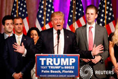 Trump elimina a Rubio en primarias de Florida, carrera republicana entra en caos Trump acompañado por su director de campaña Corey Lewandowski (izq) y su hijo Eric (dcha) durante una rueda de prensa en su Club Mar-A-Lago Club, en Palm Beach, Florida, el 15 de marzo de 2016