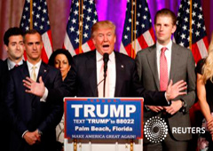 Trump acompañado por su director de campaña Corey Lewandowski (izq) y su hijo Eric (dcha) durante una rueda de prensa en su Club Mar-A-Lago Club, en Palm Beach, Florida, el 15 de marzo de 2016