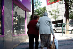 Los cuidadores no profesionales de personas en situación de dependencia pueden suscribir un convenio especial con la Seguridad Social sin coste alguno Dos mujeres mayores caminando