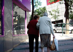 Dos mujeres mayores caminando