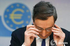 EXCLUSIVA- El BCE prepara un paquete de recortes de tipos y otras medidas El presidente de la institución, Mario Draghi, en una rueda de prensa tras la reunión de la comisión ejecutiva del banco el 6 de marzo pasado
