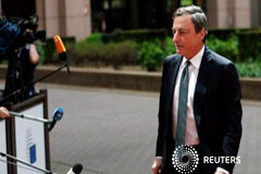 El mayor ritmo de impresión de dinero del BCE emociona a inversores Presidente del BCE, Mario Draghi, antes de la reunión de ministros de Finanzas de la eurozona el 11 de mayo de 2015 en Bruselas