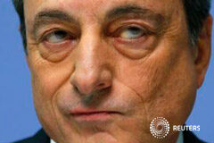 BCE estudia que países débiles asuman más riesgo en eventual QE -fuentes El presidente del BCE, Mario Draghi, durante una rueda de prensa el 4 de diciembre de 2014