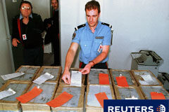 Desmantelado un «hipermercado» de drogas sintéticas en Barcelona Policía con un alijo de droga