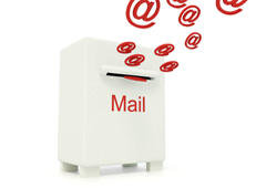 Una mano pulsando un botón para enviar un e-mail