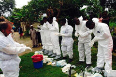 La OMS declara la epidemia de ébola una emergencia sanitaria internacional Unos voluntarios se preparan para mover cadáveres de personas que se cree murieron por el ébola en la aldea de Pendebu, e el norte de Kenema., el 2 de agosto de 2014