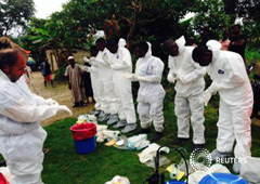 Unos voluntarios se preparan para mover cadáveres de personas que se cree murieron por el ébola en la aldea de Pendebu, e el norte de Kenema., el 2 de agosto de 2014