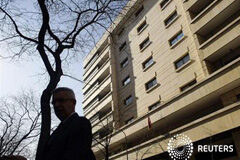 Jordi Pujol llegó a mover 32 millones en el extranjero, según Ruz Un hombre camina junto al edificio de la Audiencia Nacional en Madrid, el 28 de enero de 2010