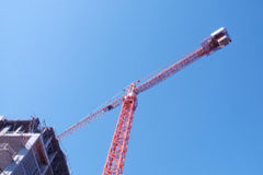 El TS exime a una promotora de arreglar deficiencias de construcción Edificio en construcción y una grua roja.
