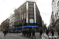 Interior ordena establecer perímetros de seguridad en los «escraches» Varios policías en torno a la sede del PP en Madrid el 9 de abril de 2013, donde se celebró una protesta en forma de "escrache"