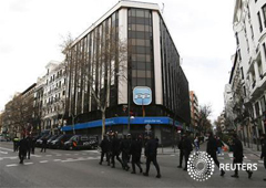 Varios policías en torno a la sede del PP en Madrid el 9 de abril de 2013, donde se celebró una protesta en forma de 