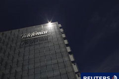 Telefónica ve margen para recortar un 20% de plantilla en España El logo de Telefónica en la sede de la compañía en Madrid el 29 de julio de 2010.