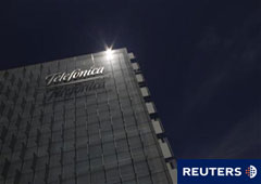 El logo de Telefónica en la sede de la compañía en Madrid el 29 de julio de 2010.