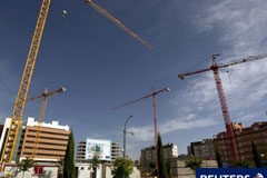 El INE confirma que el PIB se ralentizó en el segundo trimestre Unas grúas en una zona nueva residencial de Madrid.