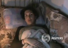 la periodista francesa herida Edith Bouvier habla a la cámara mientras yace tumbada en un sofá en Homs en esta imagen congelada de un vídeo colgado en una web de una red social, el 23 de febrero de 2012