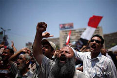 Egipto afronta la fisura islamista y la violencia tras la caída de Mursi Varios seguidores de Mursi ante una mezquita de El Cairo el 4 de julio de 2013
