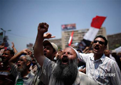 Varios seguidores de Mursi ante una mezquita de El Cairo el 4 de julio de 2013