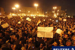 Manifestantes egipcios acampan en el centro de El Cairo En la imagen, una manifestación en la plaza de Tahrir en El Cairo, el 30 de enero de 2011