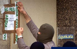 La Audiencia absuelve a los 5 directivos del diario Egunkaria un guardia civil encapuchado cierra las oficinas de "Egunkaira" en el centro de Bilbao el 20 de febrero de 2003.