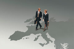 España, Reino Unido, Alemania, Francia e Italia anuncian un proyecto piloto común de intercambio de información fiscal Dos ejecutivos andando por el mapa de europa