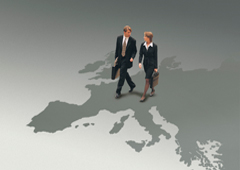 Dos ejecutivos andando por el mapa de europa
