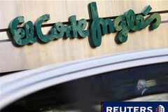 El Corte Inglés capea la caída del consumo En esta imagen de archivo, un hombre pasa junto a unos grandes almacenes de El Corte Ingles en Madrid el 15 de marzo de 2007.