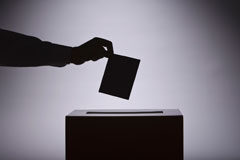 ¿Qué le hace falta al Colegio de Abogados de Madrid? Una votando en una urna