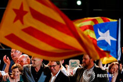 Los independentistas catalanes aseguran tener mandato para romper con España El presidente catalán Artur Mas (C) sonríe junto al líder de ERC Oriol Junqueras (D), Raul Romeva (2I) y otros políticos frente a seguidores de Junts Pel Sí en Barcelona, el 27 de septiembre de 2015