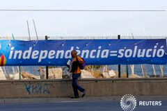 La hoja de ruta independentista peligra en la elección del alcalde de Barcelona Un hombre pasa junto a una pancarta electoral del partido Solidaritat Catalana per la Independència (SI) en Cabrera de Mar, cerca de Barcelona, el 21 de mayo de 2015