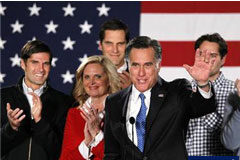 Santorum y Romney, empatados en la reñida carrera por Iowa Romney, flanqueado por su mujer Ann y cuatro hijos, saluda mientras habla a sus seguidores en Des Moines, Iowa